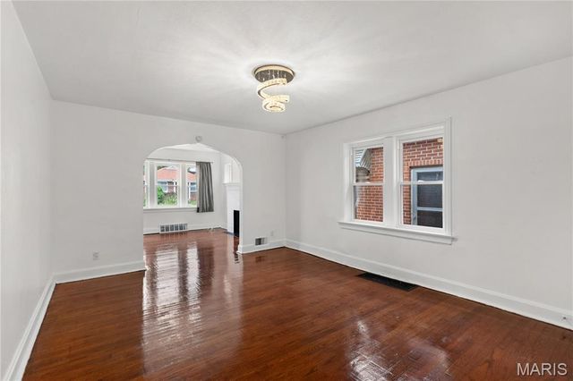 3500 Central Place, Beverly Hills, MO 63121