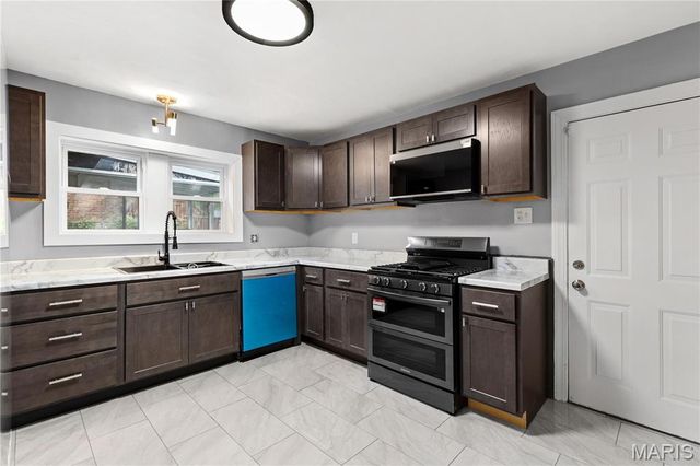 3500 Central Place, Beverly Hills, MO 63121