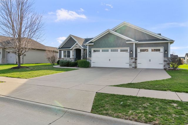 5838 Vanderginst Court, Bettendorf, IA 52722