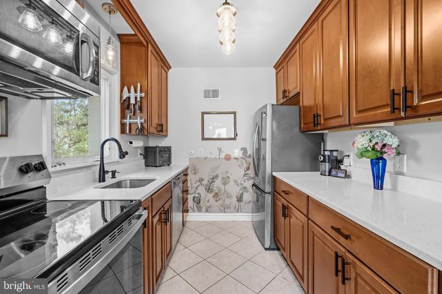 1112 N ROOSEVELT ST, Arlington, VA 22205
