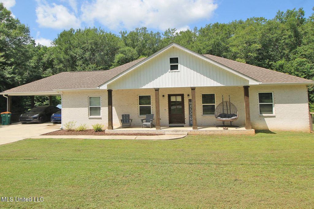 2720 Dogwood Lane, Moss Point, MS 39562