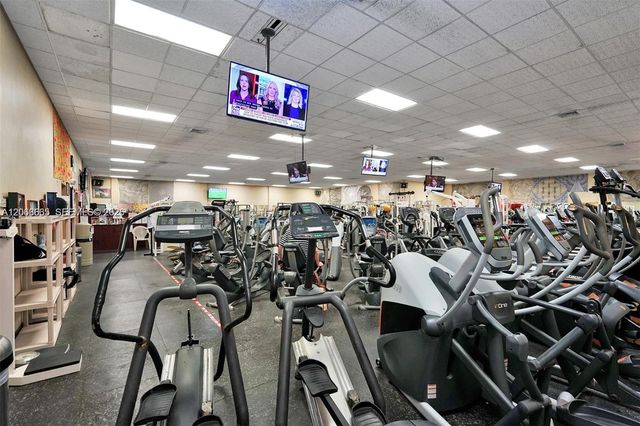 440 Lakeview Drive 204, Weston, FL 33326