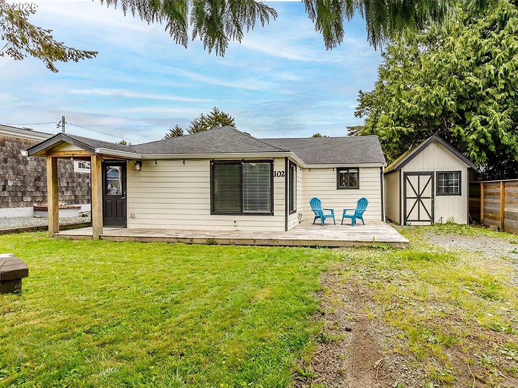 102 S HARBOR St, Rockaway Beach, OR 97136