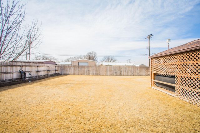 705 S 22nd Street, Slaton, TX 79364