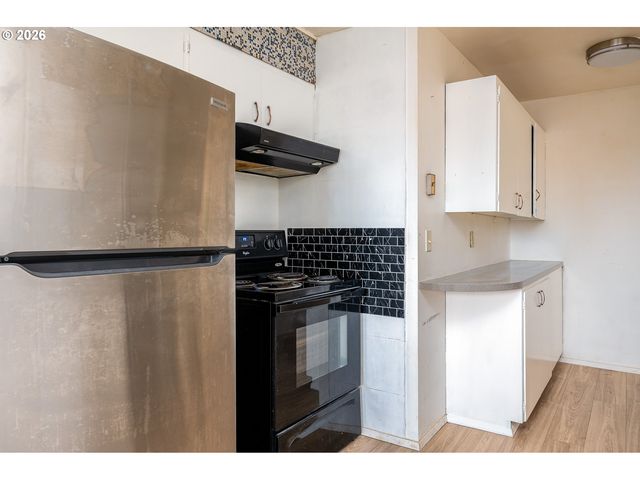 3660 Ne LOMBARD St, Portland, OR 97211