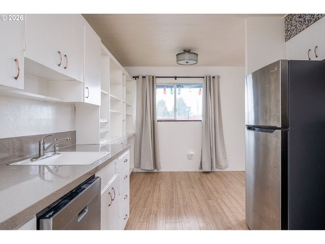 3660 Ne LOMBARD St, Portland, OR 97211