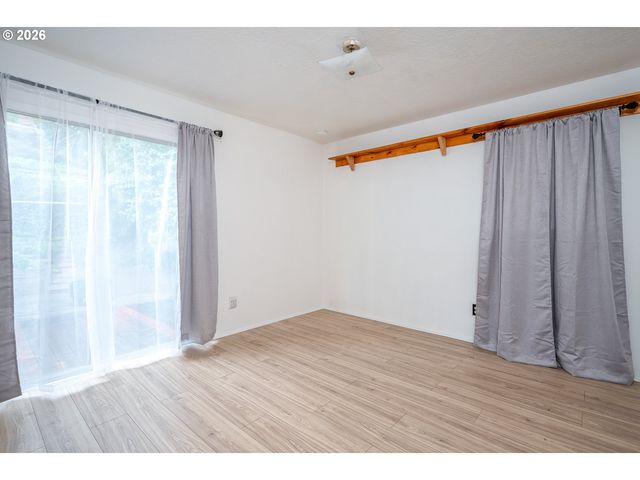 3660 Ne LOMBARD St, Portland, OR 97211