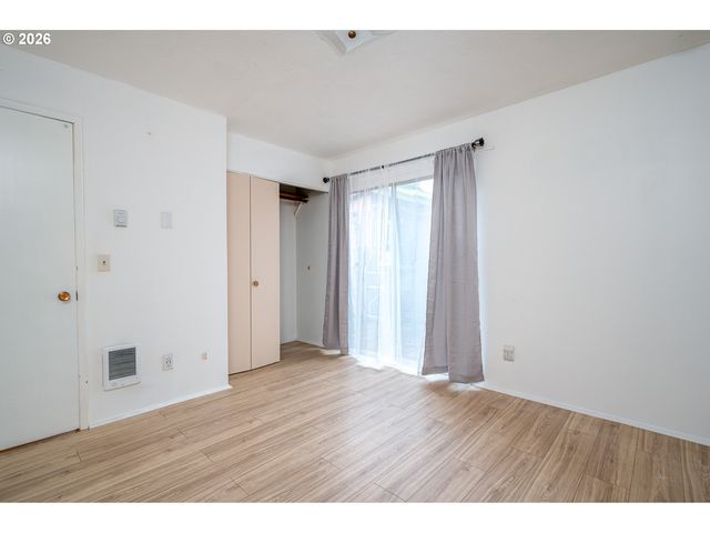 3660 Ne LOMBARD St, Portland, OR 97211