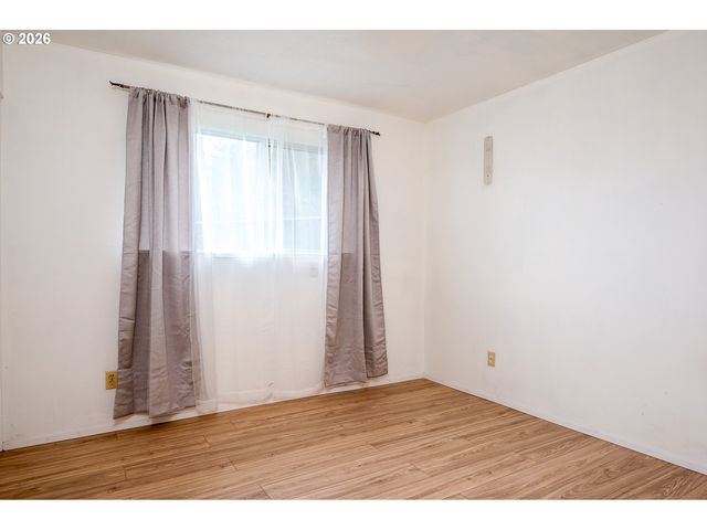 3660 Ne LOMBARD St, Portland, OR 97211