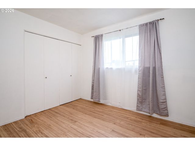 3660 Ne LOMBARD St, Portland, OR 97211