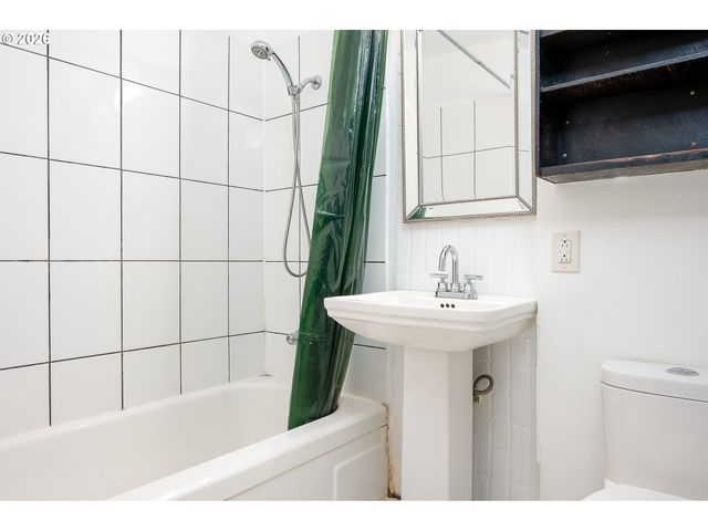 3660 Ne LOMBARD St, Portland, OR 97211