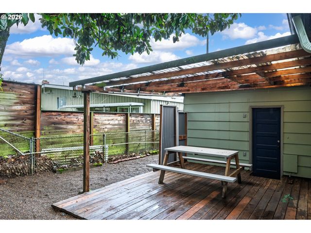 3660 Ne LOMBARD St, Portland, OR 97211