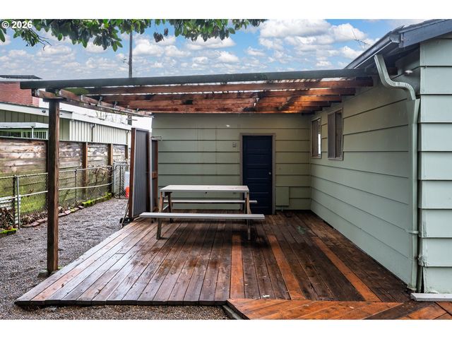 3660 Ne LOMBARD St, Portland, OR 97211