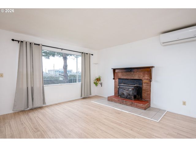 3660 Ne LOMBARD St, Portland, OR 97211