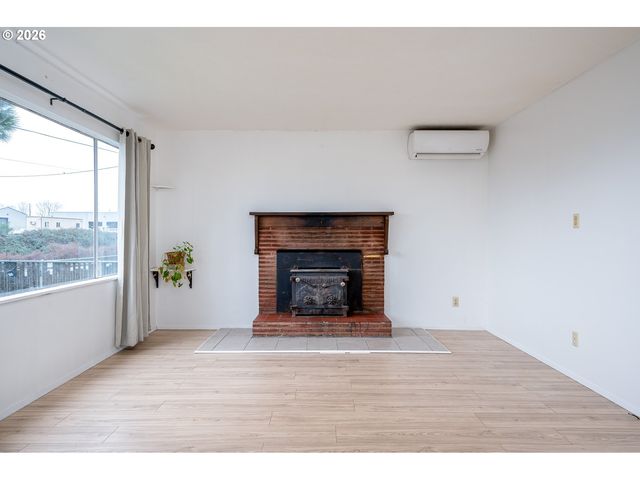 3660 Ne LOMBARD St, Portland, OR 97211