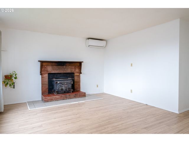 3660 Ne LOMBARD St, Portland, OR 97211