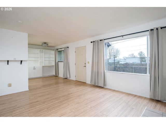 3660 Ne LOMBARD St, Portland, OR 97211