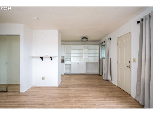 3660 Ne LOMBARD St, Portland, OR 97211