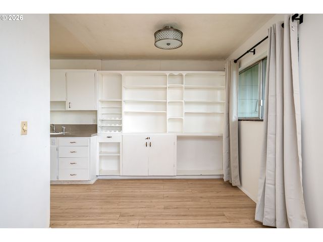 3660 Ne LOMBARD St, Portland, OR 97211