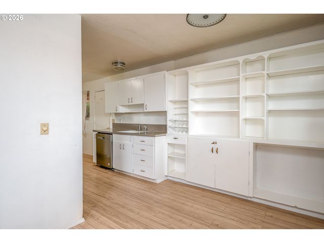 3660 Ne LOMBARD St, Portland, OR 97211