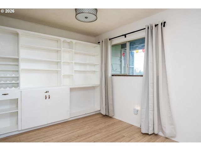 3660 Ne LOMBARD St, Portland, OR 97211