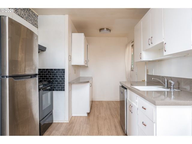 3660 Ne LOMBARD St, Portland, OR 97211