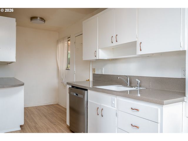 3660 Ne LOMBARD St, Portland, OR 97211