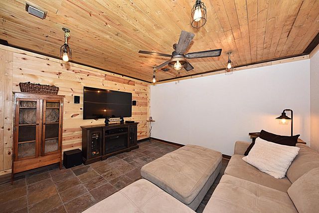 414 Yosemite AVENUE, Hartford, WI 53027