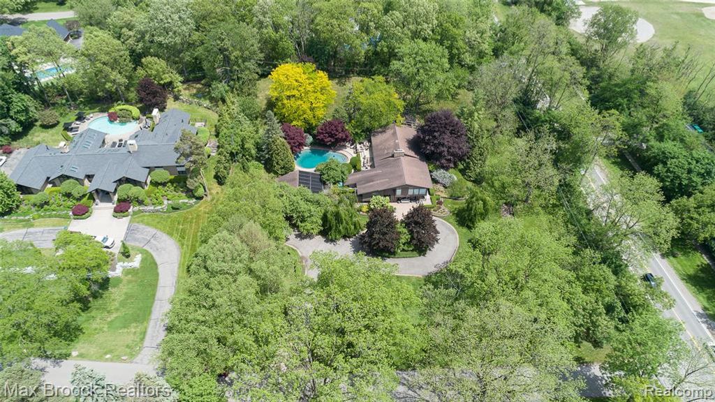 20 Martell Drive, Bloomfield Hills, MI 48304