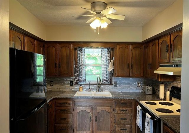 201 NW G Street, Bentonville, AR 72712