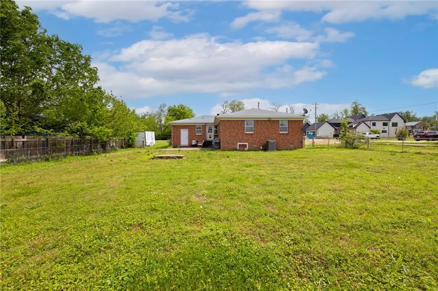 201 NW G Street, Bentonville, AR 72712