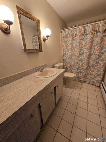 1 Churchill Way 1, Newington, CT 06111