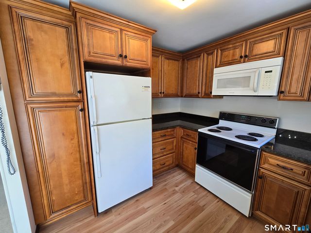 1 Churchill Way 1, Newington, CT 06111