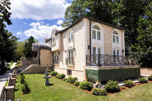 82-20 141st Street, Briarwood, NY 11435