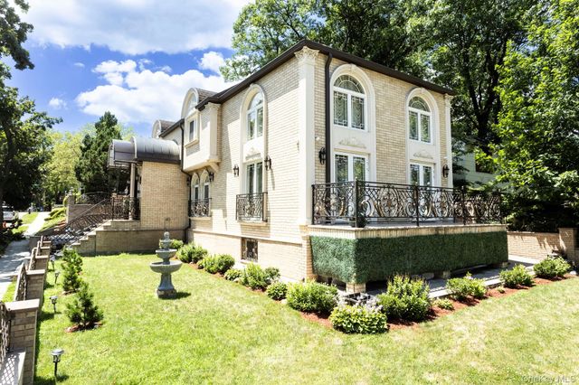 82-20 141st Street, Briarwood, NY 11435
