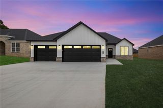 881 E Buchanan Street, Prairie Grove, AR 72753