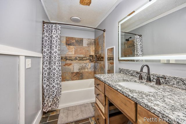 2481 Bauer Road, Jenison, MI 49428