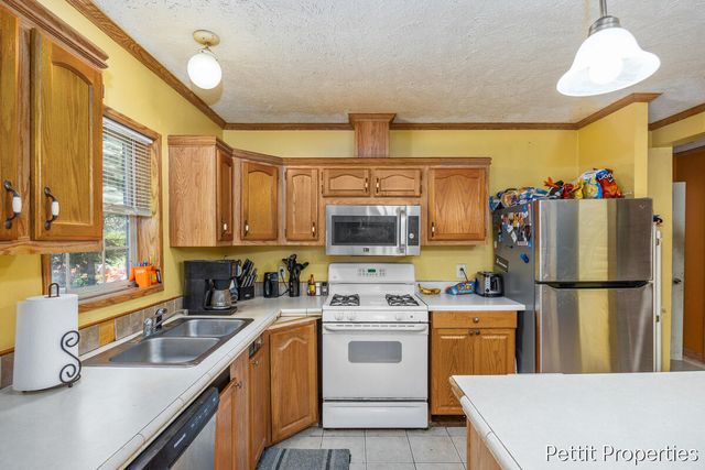 2481 Bauer Road, Jenison, MI 49428