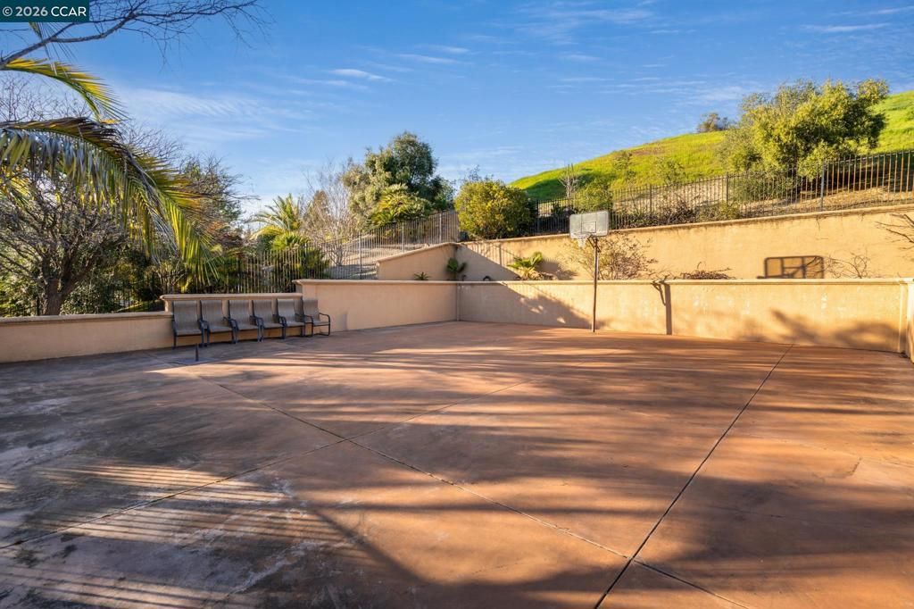 Image 50 of property listing at 4640 Kingswood Dr, Danville, CA 94506