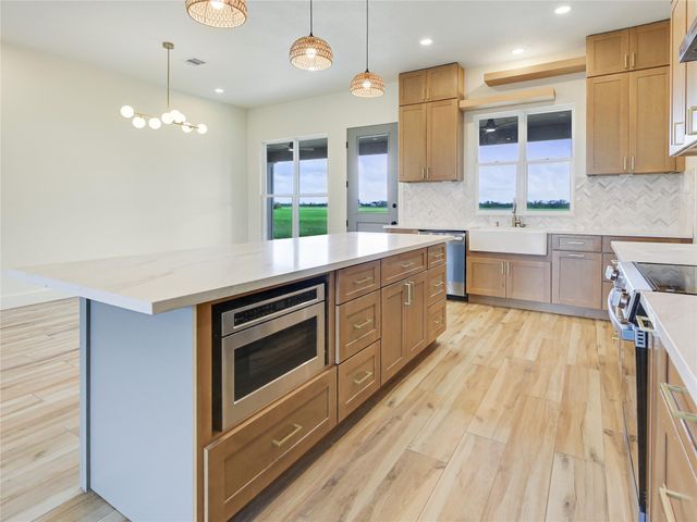 643 Chuckwagon Trail, Angleton, TX 77515