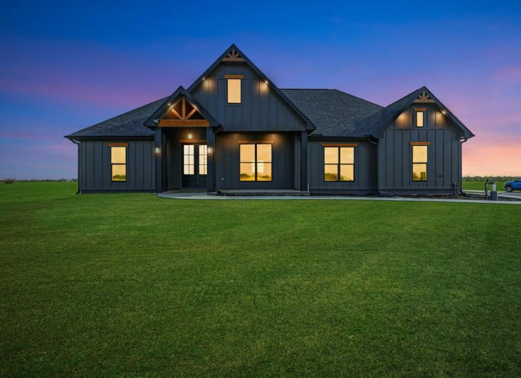 643 Chuckwagon Trail, Angleton, TX 77515