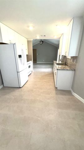 212 Stratmore Drive, Friendswood, TX 77546