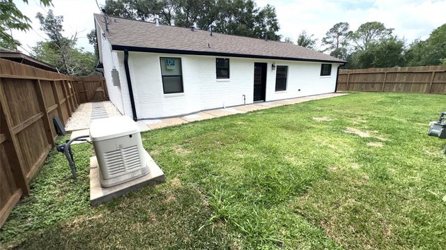 212 Stratmore Drive, Friendswood, TX 77546