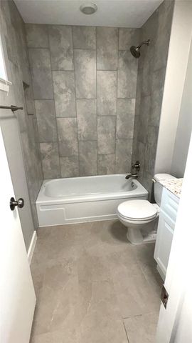 212 Stratmore Drive, Friendswood, TX 77546