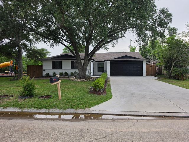 212 Stratmore Drive, Friendswood, TX 77546