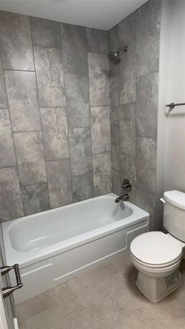 212 Stratmore Drive, Friendswood, TX 77546