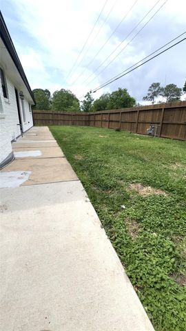 212 Stratmore Drive, Friendswood, TX 77546