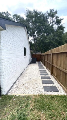 212 Stratmore Drive, Friendswood, TX 77546