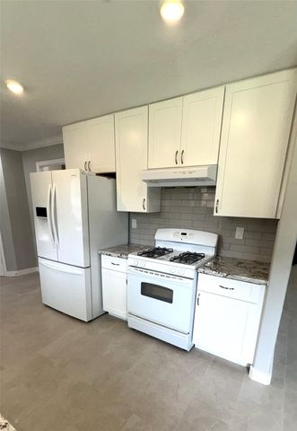 212 Stratmore Drive, Friendswood, TX 77546