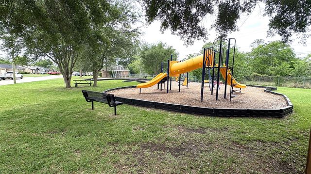 212 Stratmore Drive, Friendswood, TX 77546